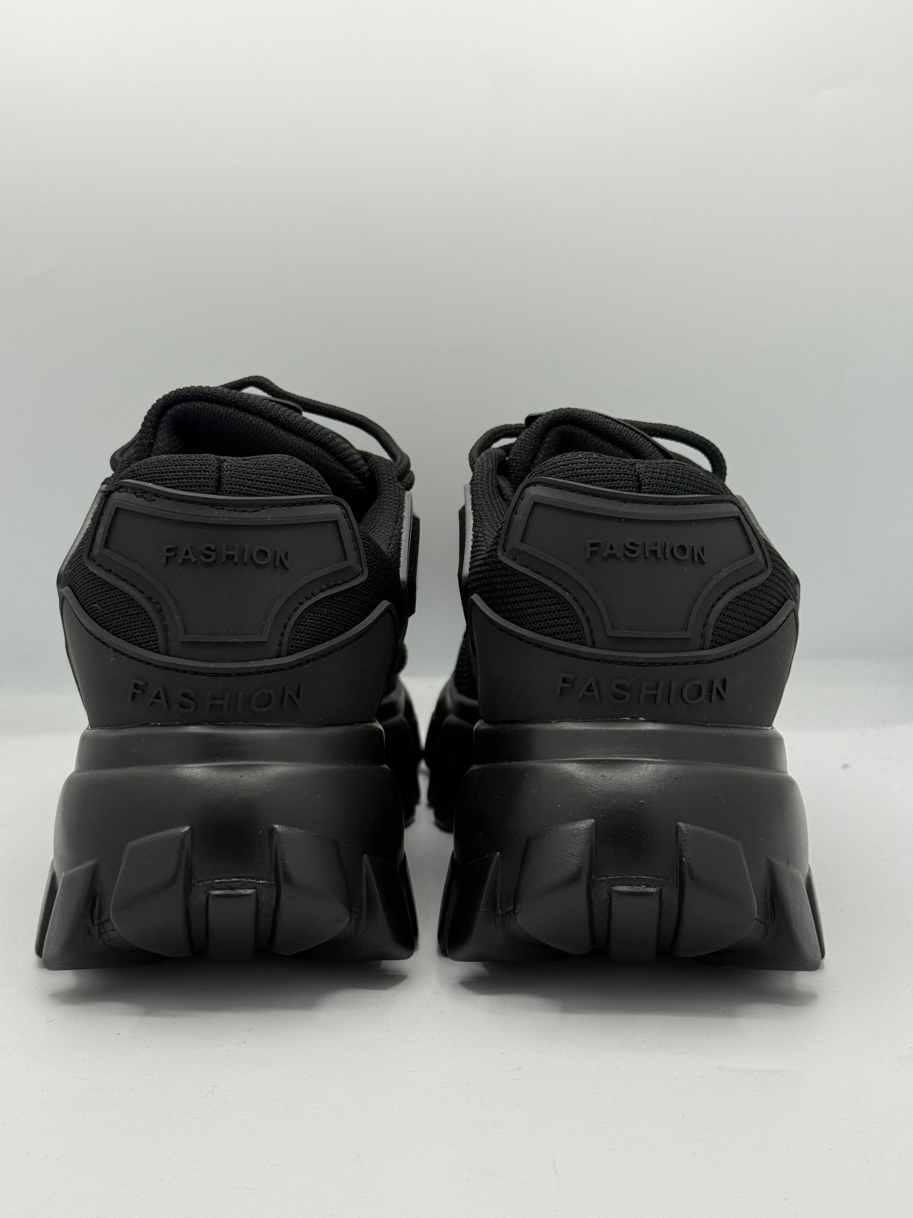 PRADA Noire – Élégance Pure et Intemporelle