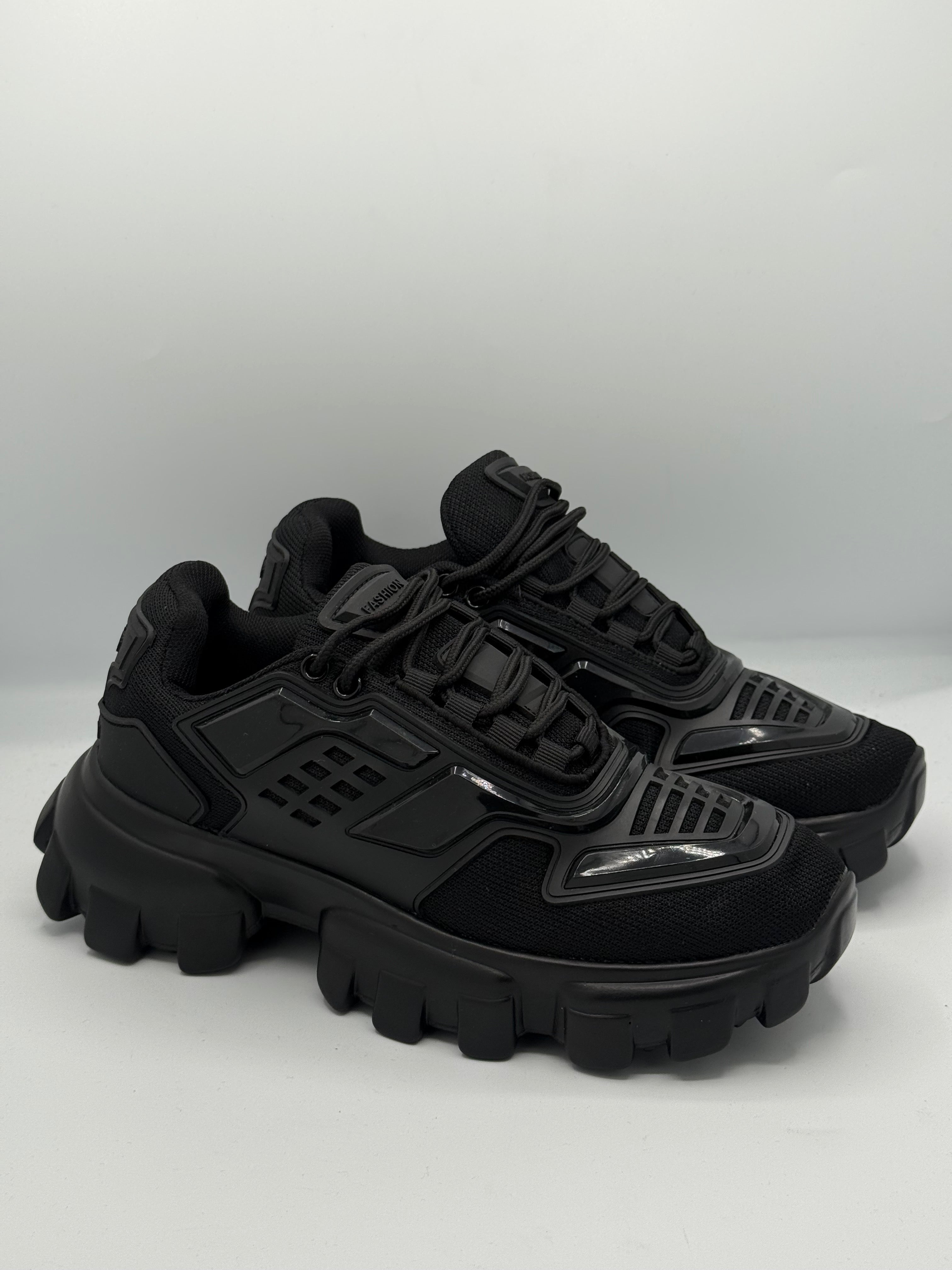 PRADA Noire – Élégance Pure et Intemporelle