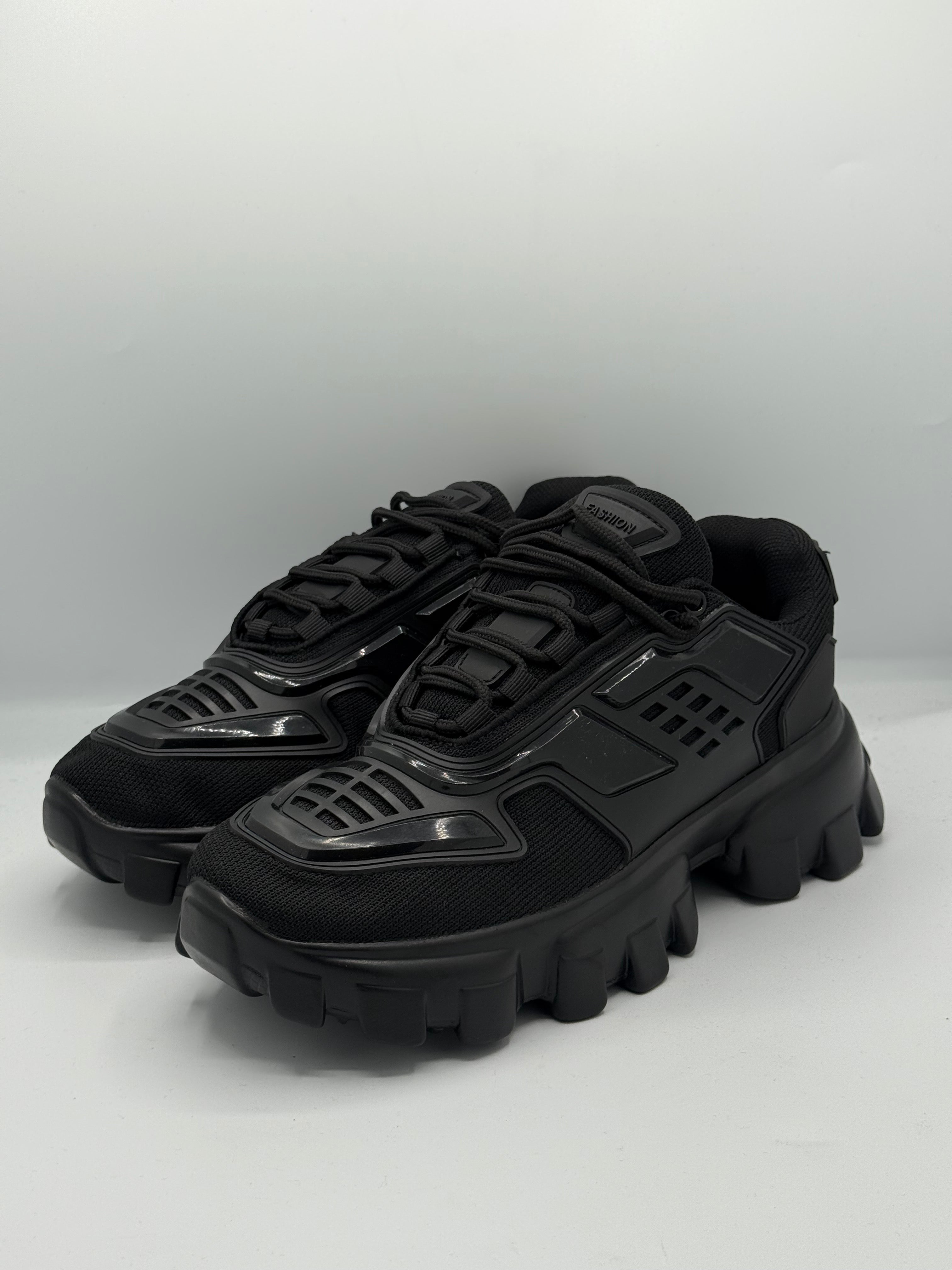 PRADA Noire – Élégance Pure et Intemporelle
