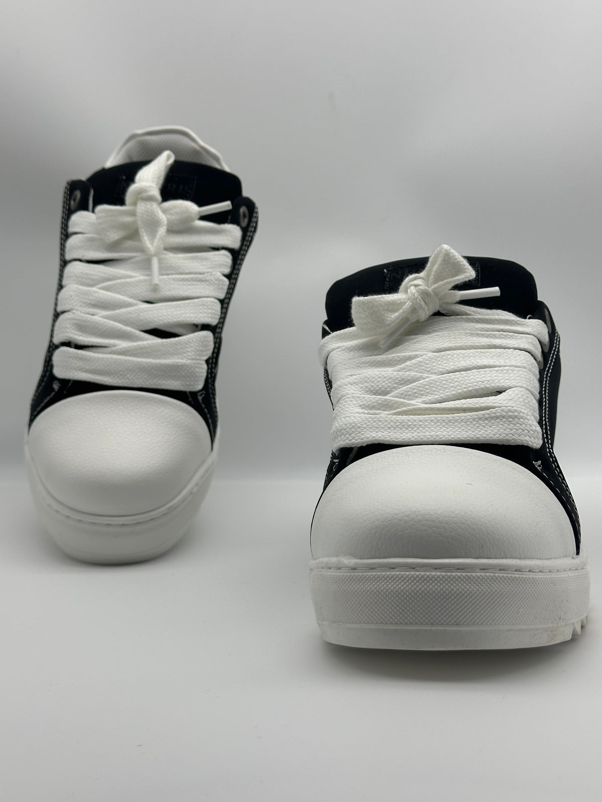 Sneakers ORIGINAL noires et blanches à lacets larges
