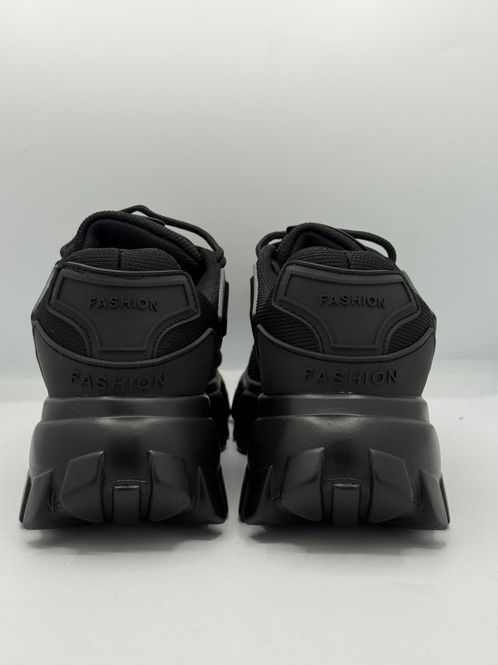 PRADA Noire – Élégance Pure et Intemporelle