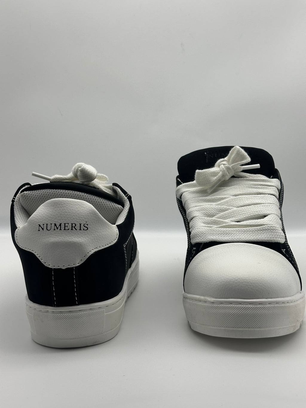 Sneakers ORIGINAL noires et blanches à lacets larges