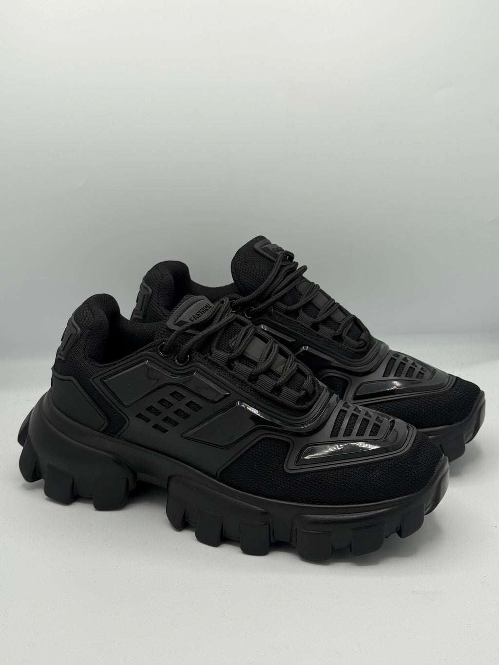 PRADA Noire – Élégance Pure et Intemporelle