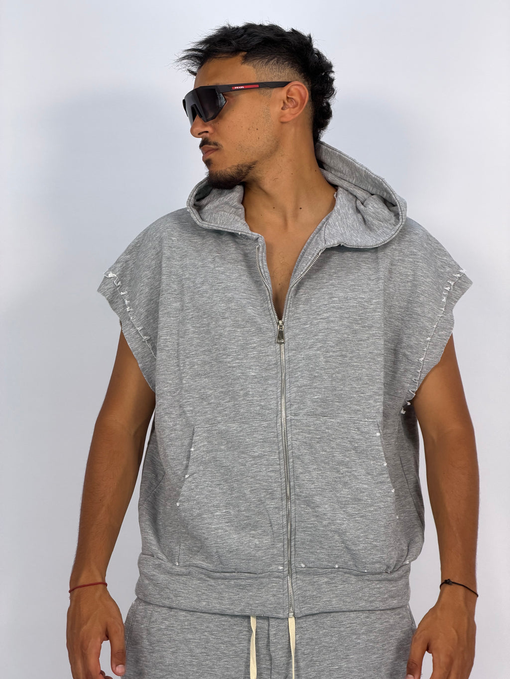 Ensemble “SAND WAVE” GRIS – Hoodie Sans Manches + Short Summer Fit